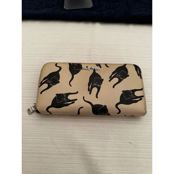 Miu Miu Rare Beige Leather Zip Wallet with Black Cat Design - Picture 3 of 13